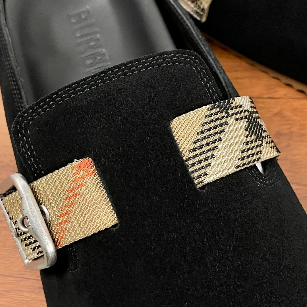 P380 Burberry's new men's checkered leather Urchin half-flop. Made of soft suede cowhide and calfskin, this half-flop sandal features an adjustable B-shaped buckle strap and is decorated with the signature sand-colored Burberry check in jacquard worsted. The upper wraps around the midsole and is paired with a sole made of the same upper material with an embossed logo on the heel and a wavy rubber outsole embellished with the Burberry lettering. Fashionable and casual! Comes with full set of original packaging dust bag! Code number: 39-40-41-42-43-44 standard code (38/45 can be customized and returns and exchanges are not supported) No. 012